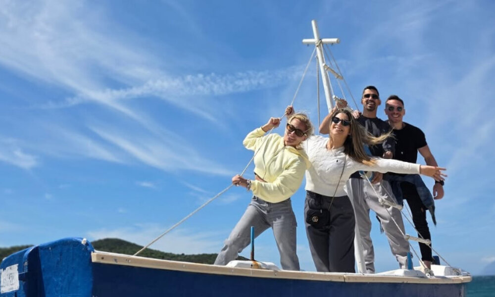 Η Ναύπακτος ήταν από τα μέρη της Αιτωλοακαρνανίας που επέλεξαν διάσημοι για το Πάσχα, όπως ο Λευτέρης Πετρούνιας και η Βασιλική Μιλλούση.