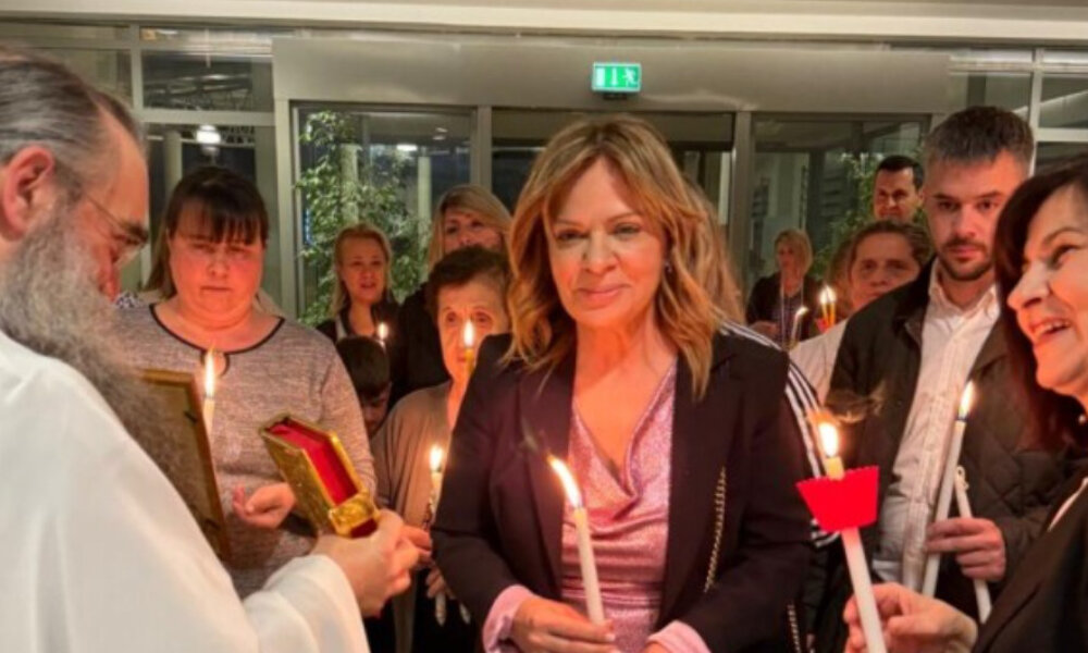 Η Χριστίνα Σταρακά, Βουλευτής Αιτωλοακαρνανίας του ΠΑ.ΣΟ.Κ. - Κινήματος Αλλαγής και φέτος έκανε Ανάσταση στο Νοσοκομείο Αγρινίου.