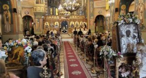Ο Ιερός Ναός Αγίου Χριστοφόρου Αγρινίου συγκέντρωσε πιστούς όλων των ηλικιών, με λαμπρότητα ο Εσπερινός προς τιμήν του Πολιούχου.