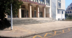 Στο Πρωτοδικείο Αγρινίου το πρωί της Πέμπτης, 15 Μαΐου 2025 ένας άνδρας τραβούσε βίντεο εν ώρα δίκης και συνελήφθη.