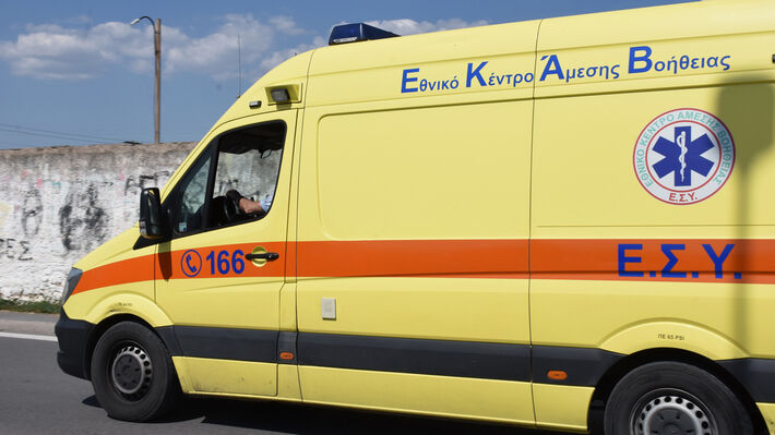 Στο Αιτωλικό μια 75χρονη γυναίκα παρασύρθηκε το πρωί της Πέμπτης, 29 Μαΐου 2025 από φορτηγό και χτύπησε στο πόδι.