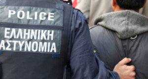 Στο Πάρκο Αγρινίου προ ημερών ένας Ρομά έκλεψε πορτοφόλι με 1.500 ευρώ, τραπεζικές κάρτες και έγγραφα.