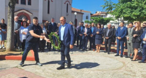 Στα Καλύβια Αγρινίου τελέστηκε την Κυριακή, 4 Μαΐου 2025 το Επίσημο Μνημόσυνο για τα θύματα της Γερμανικής Κατοχής.