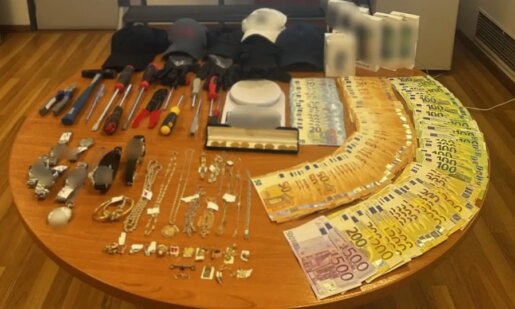 Η ΕΛ.ΑΣ. με ανακοίνωσή της αναφέρθηκε στην εξάρθρωση εγκληματικής οργάνωσης για κλοπές και διαρρήξεις σε Αγρίνιο και Αμφιλοχία.