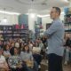 Ο Κώστας Κρομμύδας τη Δευτέρα, 26 Μαΐου 2025 είχε μια διαδραστική παρουσίαση του νέου του βιβλίου στο Αγρίνιο!