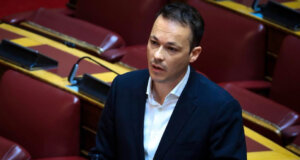 Ο Μίλτος Ζαμπάρας μετά από ερώτηση στη Βουλή διαπίστωσε πως πάνω από μισό εκατομμύριο συνταξιούχοι είναι εκτός του επιδόματος.