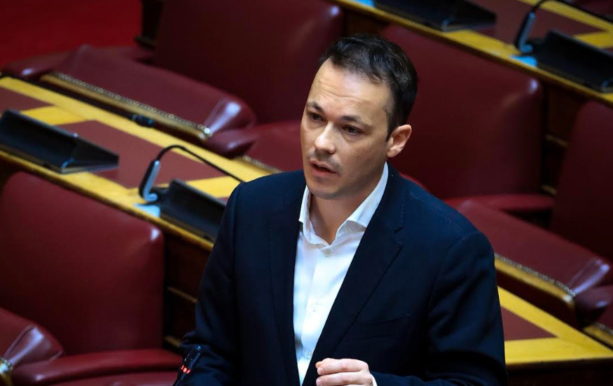 Ο Μίλτος Ζαμπάρας μετά από ερώτηση στη Βουλή διαπίστωσε πως πάνω από μισό εκατομμύριο συνταξιούχοι είναι εκτός του επιδόματος.