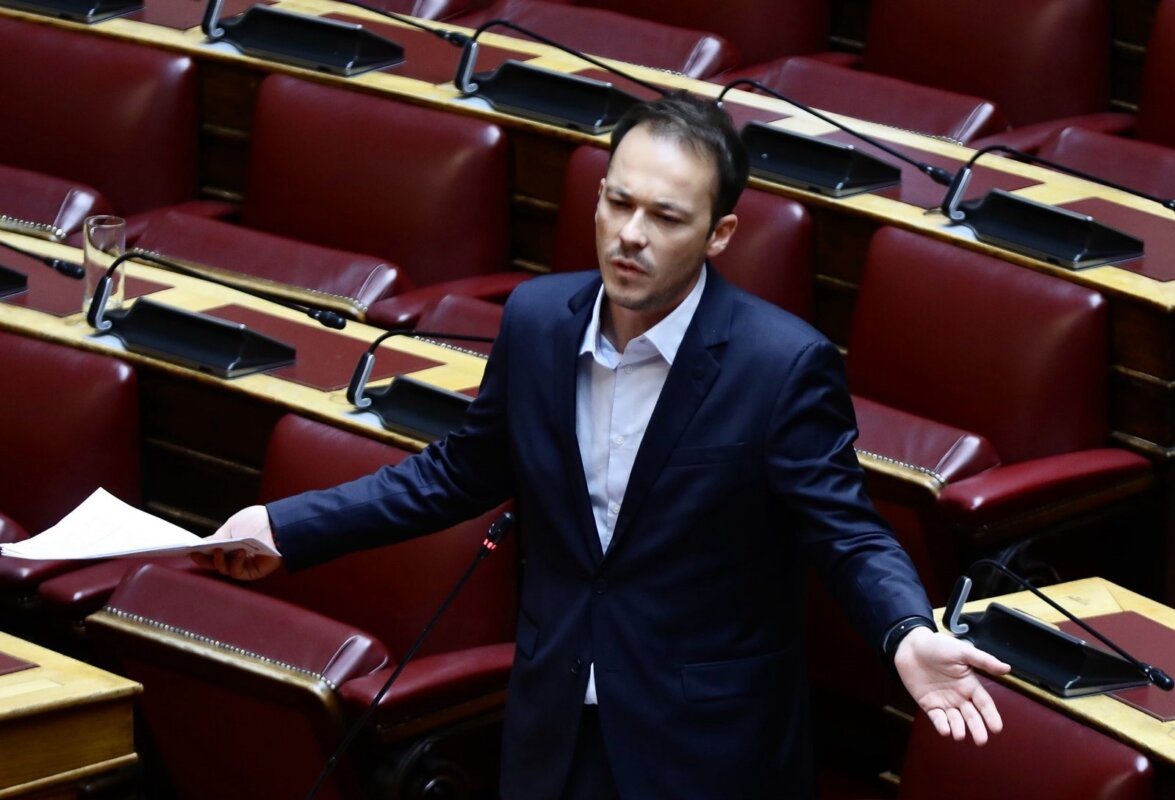 Ο Μίλτος Ζαμπάρας ανέφερε στη Βουλή πως αποκλείουν τους βιοκαλλιεργητές μελισσοκόμους από τις νέες προκηρύξεις