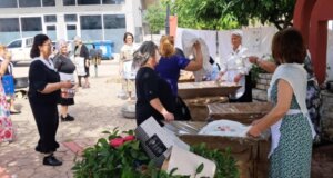 Στο Αγρίνιο και συγκεκριμένα στα Καλύβια αναβίωσε το πρωί του Σαββάτου (31/05) το έθιμο του πλυσίματος των προικιών.
