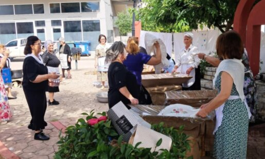 Στο Αγρίνιο και συγκεκριμένα στα Καλύβια αναβίωσε το πρωί του Σαββάτου (31/05) το έθιμο του πλυσίματος των προικιών.