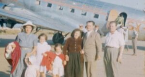 Ήταν το μακρινό 1950 στο Αγρίνιο όταν ο «Θείος από την Αμερική» έφτανε με το... αεροπλάνο στο Αεροδρόμιο που διατηρούσε ολοζώντανο η πόλη!