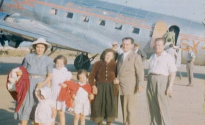 Ήταν το μακρινό 1950 στο Αγρίνιο όταν ο «Θείος από την Αμερική» έφτανε με το... αεροπλάνο στο Αεροδρόμιο που διατηρούσε ολοζώντανο η πόλη!