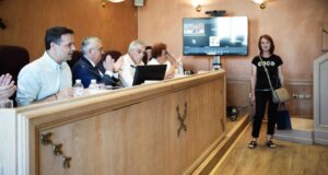 Η Αργυρούλα Καπλάνη, η Αγρινιώτισσα υπάλληλος στον τομέα της καθαριότητας εισέπραξε τα εύσημα του Δούκα, παρέδωσε πορτοφόλι με χρήματα και κάρτες.