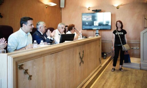 Η Αργυρούλα Καπλάνη, η Αγρινιώτισσα υπάλληλος στον τομέα της καθαριότητας εισέπραξε τα εύσημα του Δούκα, παρέδωσε πορτοφόλι με χρήματα και κάρτες.