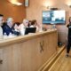 Η Αργυρούλα Καπλάνη, η Αγρινιώτισσα υπάλληλος στον τομέα της καθαριότητας εισέπραξε τα εύσημα του Δούκα, παρέδωσε πορτοφόλι με χρήματα και κάρτες.
