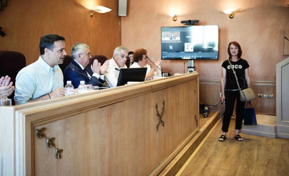 Η Αργυρούλα Καπλάνη, η Αγρινιώτισσα υπάλληλος στον τομέα της καθαριότητας εισέπραξε τα εύσημα του Δούκα, παρέδωσε πορτοφόλι με χρήματα και κάρτες.