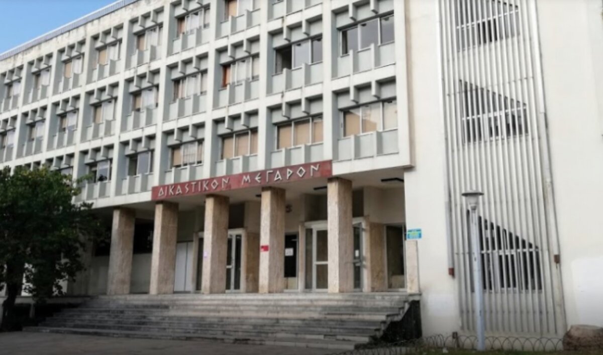 Στο Αγρίνιο όλοι μιλούν για τα Αναπηρικά Επιδόματα την ώρα που η 58χρονη οδηγείται στη φυλακή, έξω με εγγυήσεις οι άλλοι 6!