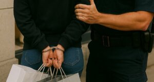 Στο Αγρίνιο την 28η Ιουνίου σημειώθηκαν δύο συλλήψεις, μία για κλοπή από κατάστημα ενδυμάτων άλλη μία για παράβαση του Κ.Ο.Κ.