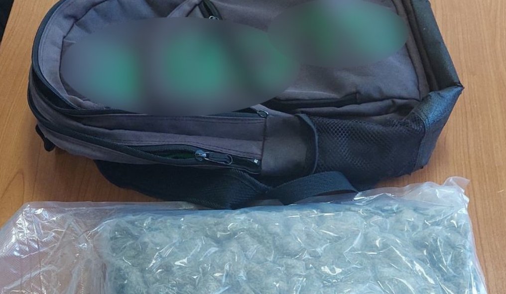 Στο Αγρίνιο τα ξημερώματα της Κυριακής (22/06) σημειώθηκε η σύλληψη δύο ατόμων για μεταφορά ναρκωτικών και παράνομη οπλοκατοχή.