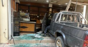 Στο Αγρίνιο το πρωί της 16ης Ιουνίου αγροτικό μπούκαρε κυριολεκτικά σε φούρνο, σοκαρισμένη η ιδιοκτήτρια που γλίτωσε από θαύμα!