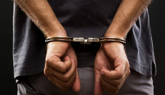 Στην Ηλεία το απόγευμα της 24ης Ιουνίου ένας 38χρονος που βγήκε γυμνός από τη θάλασσα και επιχείρησε να κακοποιήσει σεξουαλικά τουρίστρια.
