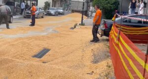 Έξω από το Κέντρο Υγείας Αμφιλοχίας το πρωί της Πέμπτης, 5 Ιουνίου 2025 ο δρόμος «έκλεισε» από... καλαμπόκι!