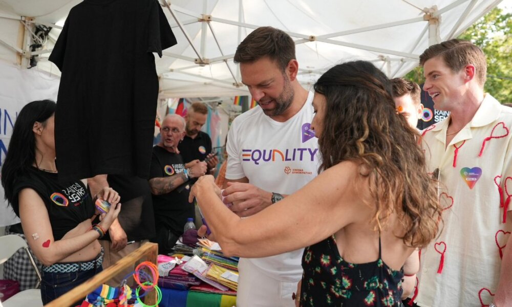 Ο Στέφανος Κασσελάκης συμμετείχε στα 20 χρόνια του Athens Pride με τον σύζυγό του!