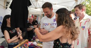 Ο Στέφανος Κασσελάκης συμμετείχε στα 20 χρόνια του Athens Pride με τον σύζυγό του!