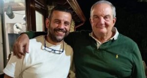 Στην Άνω Χώρα της Ορεινής Ναυπακτίας εθεάθη ο πρώην Πρωθυπουργός Κώστας Καραμανλής, απολαμβάνοντας μια απόδραση στη φύση.