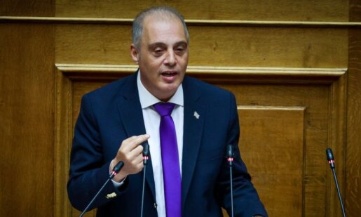 Ο Κυριάκος Βελόπουλος «άστραψε και βρόντηξε» στη Βουλή προς την Κυβέρνηση για τα... εμπόδια που βάζουν προς τον Ιβάν Σαββίδη.