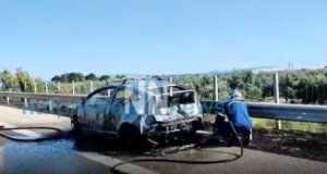 Αναστάτωση στο Μεσολόγγι μιας και τις μεσημεριανές ώρες της Τρίτης (03/06) ένα όχημα στην Ιόνια Οδό πήρε φωτιά και κάηκε ολοσχερώς.