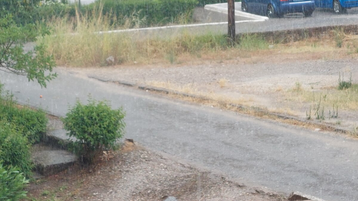Στο Αγρίνιο σημειώθηκε έντονη νεροποντή το μεσημέρι της 21ης Ιουνίου, δηλαδή της μεγαλύτερης ημέρας του χρόνου!