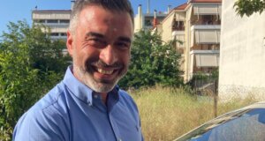 Ο Αντιδήμαρχος Αγρινίου, Πάνος Μαρνέζος απέδειξε για άλλη μία φορά το πόσο αγαπά τα ζώα απεγκλωβίζοντας γατάκι από μηχανή αυτοκινήτου.