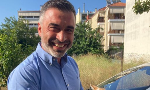 Ο Αντιδήμαρχος Αγρινίου, Πάνος Μαρνέζος απέδειξε για άλλη μία φορά το πόσο αγαπά τα ζώα απεγκλωβίζοντας γατάκι από μηχανή αυτοκινήτου.