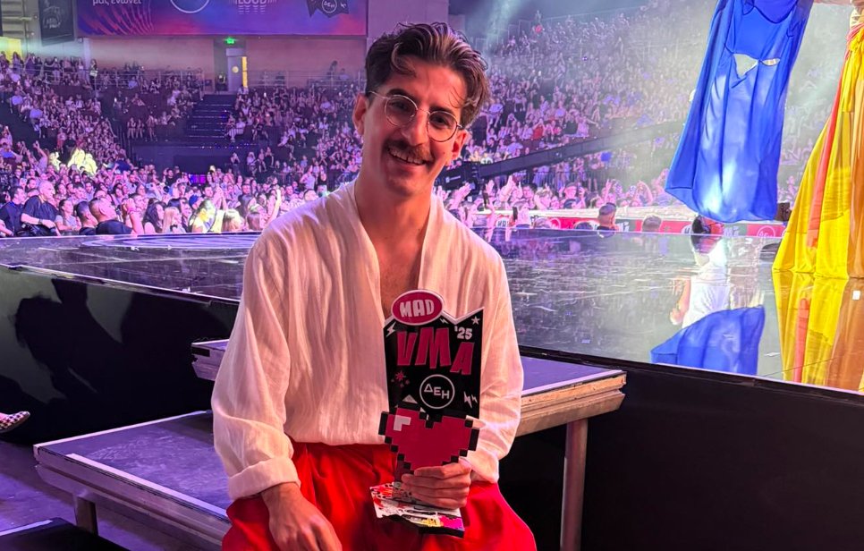 Και στα MAD Video Music Awards 2025 υπάρχει άρωμα... Αιτωλοακαρνανίας, ο Ναυπάκτιος Papazo αναδείχθηκε καλύτερος πρωτοεμφανιζόμενος.