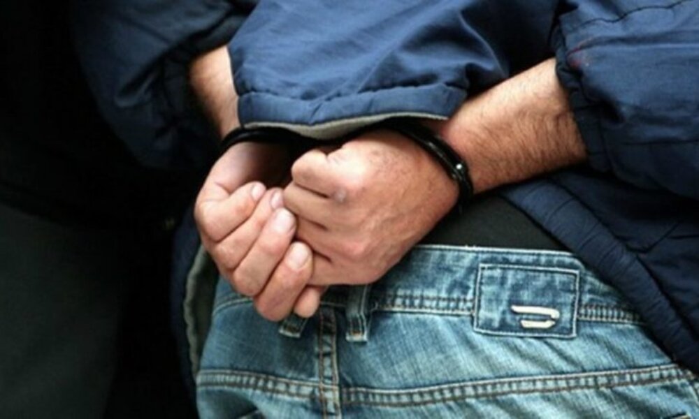 Στην Αμαλιάδα τα ξημερώματα της Δευτέρας, 2 Ιουνίου 2025 συνελήφθησαν επ’ αυτοφώρω δύο άνδρες για κλοπές.