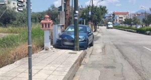 Στο Αγρίνιο την 11η Ιουνίου, Ι.Χ. κατέληξε στο πεζοδρόμιο ύστερα από τροχαίο στη διασταύρωση Πανεπιστημίου - Αγίου Ιωάννη Ρηγανά.