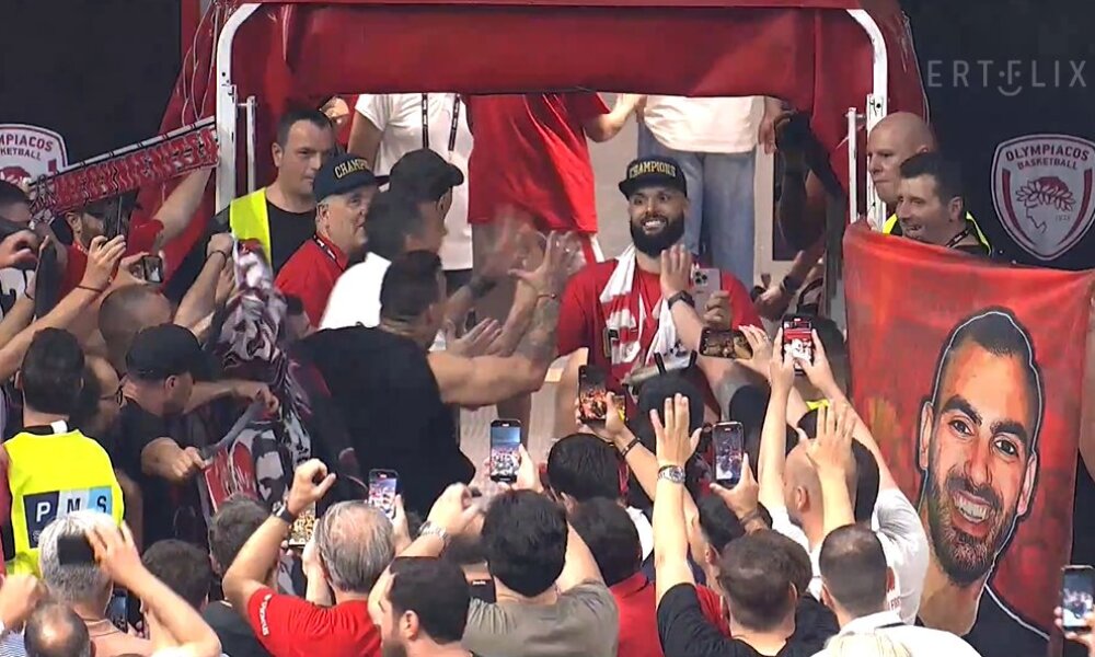 Ο Ολυμπιακός κατέκτησε τη GBL για το 2025 και φυσικά την ώρα της απονομής κανείς δεν ξέχασε τον Νεοχωρίτη Χρήστο Φιλόπουλο!