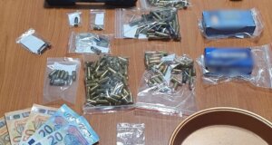 Η ΕΛ.ΑΣ. ενημερώνει πως στο Αγρίνιο συνελήφθησαν 2 άτομα για παράβαση της νομοθεσίας περί όπλων και περί ναρκωτικών.