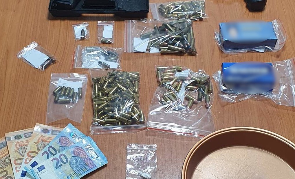 Η ΕΛ.ΑΣ. ενημερώνει πως στο Αγρίνιο συνελήφθησαν 2 άτομα για παράβαση της νομοθεσίας περί όπλων και περί ναρκωτικών.