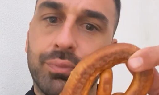 Ο Άρης Σοϊλέδης ξέσπασε μέσω ιστορίας στο Instagram για το γεγονός πως ένα κουλούρι στη Μύκονο έχει 5 ευρώ και 60 λεπτά.