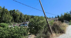 Στο Δασύλλιο Αγίου Χριστοφόρου Αγρινίου ελλοχεύει ο κίνδυνος πυρκαγιάς αφού υπάρχει μια ετοιμόρροπη κολώνα Ο.Τ.Ε. δίπλα σε καλώδια της Δ.Ε.Η.