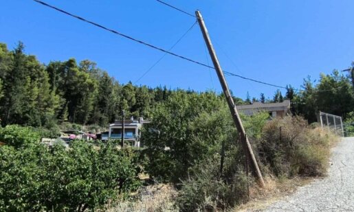 Στο Δασύλλιο Αγίου Χριστοφόρου Αγρινίου ελλοχεύει ο κίνδυνος πυρκαγιάς αφού υπάρχει μια ετοιμόρροπη κολώνα Ο.Τ.Ε. δίπλα σε καλώδια της Δ.Ε.Η.