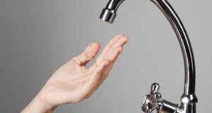 Στο Καινούργιο Αγρινίου παρουσιάστηκε βλάβη στον κεντρικό αγωγό ύδρευσης - Μετ' εμποδίων έγινε το τραπέζι γάμου