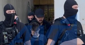 Η Ειρήνη Μουρτζούκου με κατεβασμένο το κεφάλι στη μεταγωγή της από τη Γ.Α.Δ.Α. για την Ανακρίτρια στην Πάτρα.