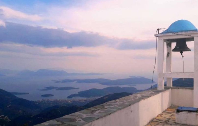 Στη Λευκάδα και πιο συγκεκριμένα στο Εκκλησάκι του Προφήτη Ηλία μία γυναίκα περιπατητής βρέθηκε εξαντλημένη.