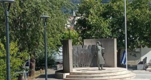 Στο Αγρίνιο το απόγευμα της 18ης Ιουλίου η ελληνική σημαία στον Άγιο Κωνσταντίνο πεσμένη και κουρελιασμένη κάτι που εξόργισε άπαντες.