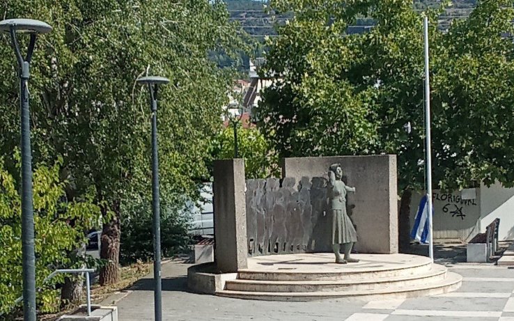 Στο Αγρίνιο το απόγευμα της 18ης Ιουλίου η ελληνική σημαία στον Άγιο Κωνσταντίνο πεσμένη και κουρελιασμένη κάτι που εξόργισε άπαντες.