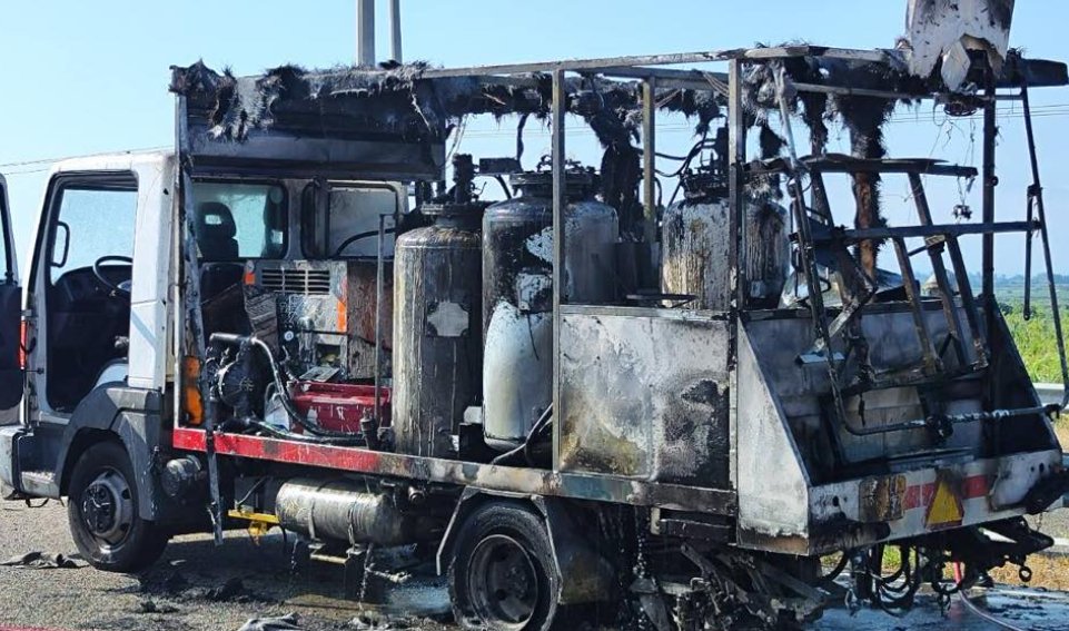 Στην Ιόνια Οδό ένα φορτηγό που έκανε διαγραμμίσεις έπιασε φωτιά κοντά στα διόδια της Ι.Π. του Μεσολογγίου.