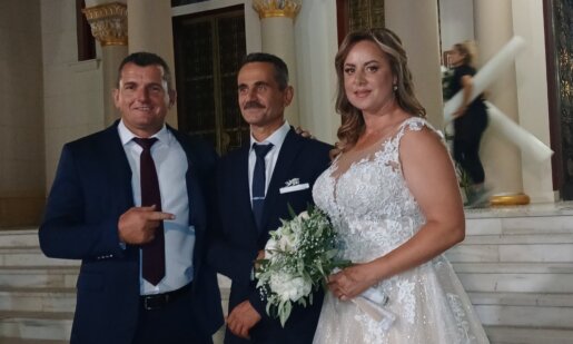 Ο ηθοποιός Γιάννης Παπαθανάσης «κρεμάστηκε» την εκλεκτή της καρδιάς του όπως αποκάλυψε ο Πρόεδρος της Μεγάλης Χώρας, Γρ. Χασιώτης.